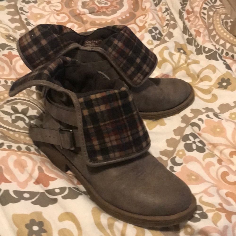 Im selling these cute Mudd boots